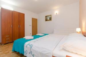 Apartments with parking space Vodice - 22557