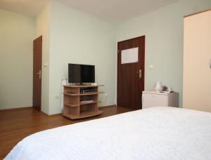 Rooms by the sea Punat, Krk - 24848