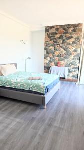 room near train station and airport