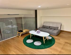 강남 삼성 코엑스 스테이 풀옵션 대형 빔프로젝트- Gangnam COEX Luxury Loft Full Option, Modern & Spacious
