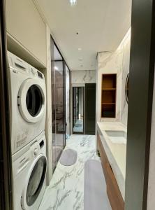 강남 삼성 코엑스 스테이 풀옵션 대형 빔프로젝트- Gangnam COEX Luxury Loft Full Option, Modern & Spacious