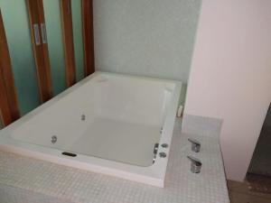 Depa en Acapulco Diamante - Albercas, Canchas y Jardines Apartment in Acapulco Diamante - Pools, Sports Courts and Garden Views