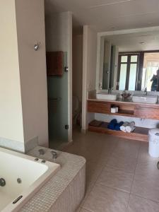 Depa en Acapulco Diamante - Albercas, Canchas y Jardines Apartment in Acapulco Diamante - Pools, Sports Courts and Garden Views