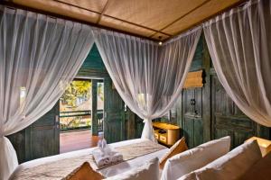 Kumara Wooden House 3 BR Shared Pool View ZN376