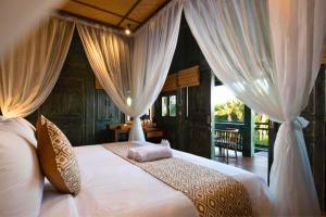 Kumara Wooden House 3 BR Shared Pool View ZN376