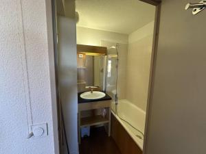 Appartement skis aux pieds avec balcon et WIFI pour 6 personnes à Plagne Soleil - FR-1-351-275