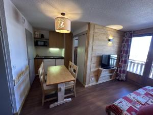 Appartement skis aux pieds avec balcon et WIFI pour 6 personnes à Plagne Soleil - FR-1-351-275