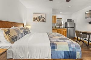 Cabin 14 - King Bed hotel-style unit