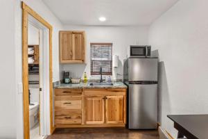 Cabin 14 - King Bed hotel-style unit