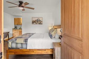 Cabin15 - King bed Hotel Style Unit