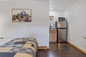 Cabin16 - King Bed Kitchenette & Bath