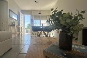 Casa con garage, cerca de free shop restaurante