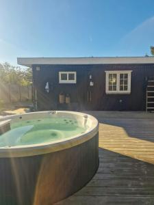 Authentic 1950S Wooden House By Two Beaches