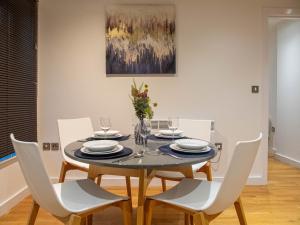 Leeds River Aire 2 Bed Apartment Near Station