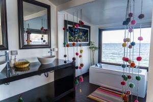 Uros Titicaca Kurmi lodge