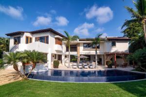 Exquisite 4-Bed Villa with Ocean Lake Views