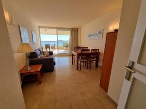 Hermoso apartamento de 2 habitaciones con terraza cerca de la playa - HISP-236-148