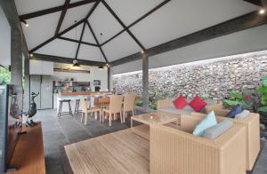 Carang Sari Sukawati 3 Bedroom Villa with Private Swimming Pool and Riverside