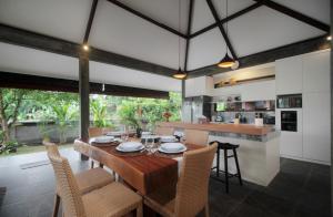 Carang Sari Sukawati 3 Bedroom Villa with Private Swimming Pool and Riverside