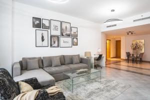 Elegant 1-BDR with Panoramic Marina & Canal Views