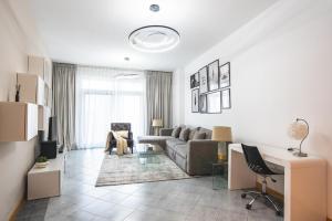 Elegant 1-BDR with Panoramic Marina & Canal Views