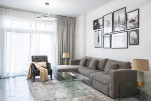 Elegant 1-BDR with Panoramic Marina & Canal Views