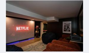 THE RETREAT - Hot Tub, Theater, Game Room, Fire Pit, Bar, Sleeps 14