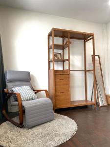 Baan Tonson - Central Nakhon Pathom 2BR Townhouse with AC & Kitchen