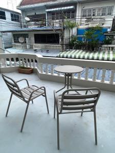 Baan Tonson - Central Nakhon Pathom 2BR Townhouse with AC & Kitchen
