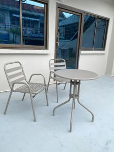 Baan Tonson - Central Nakhon Pathom 2BR Townhouse with AC & Kitchen