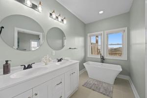 Sea Crest Vista- Oceanview Retreat Steps to Beach