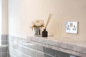 Charming Thames Ditton Apt - Sleeps 6 - Free Parking