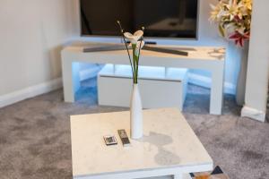 Charming Thames Ditton Apt - Sleeps 6 - Free Parking