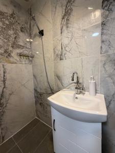 Botev MiniHub Hub 1 Modern Studio at Botev 88