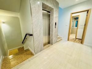 Southern house with public pool