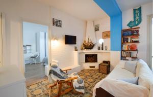 2 Bedroom Cozy Apartment In Staletti