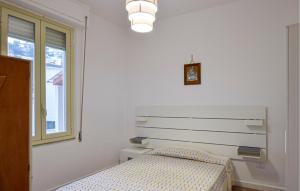 2 Bedroom Cozy Apartment In Staletti