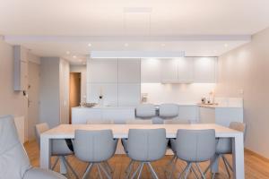 Modern and sleek, third floor sea front flat for 8