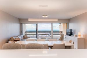Modern and sleek, third floor sea front flat for 8