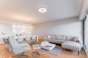 Modern and sleek, third floor sea front flat for 8