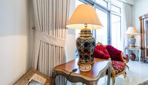 Elegant 3 BR plus Maids Infinity Pool Burj View