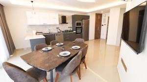 Girne Merkezde Geniş Teraslı Havuzlu Daire