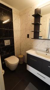 Girne Merkezde Geniş Teraslı Havuzlu Daire