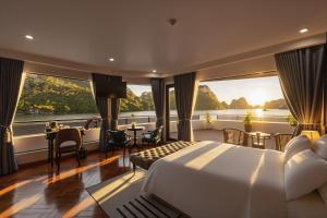 Aqua Lux Lan Ha Bay Cruise