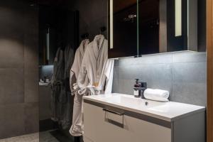 Le Chalet Lingonberry D6 Ski-in Ski-out by Aavalevi