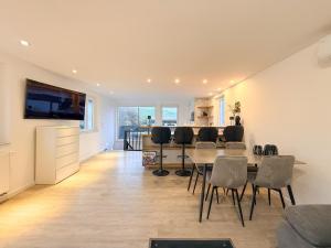 Modernes Haus direkt am Rhein