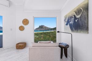 Pingu Beachhouse - Family-Friendly Ocean View Home with Hot Tub