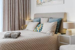 Tranquil Sunny Suite with Private Rooftop