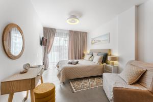 Tranquil Sunny Suite with Private Rooftop