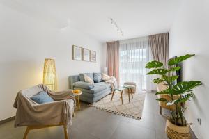 Tranquil Sunny Suite with Private Rooftop